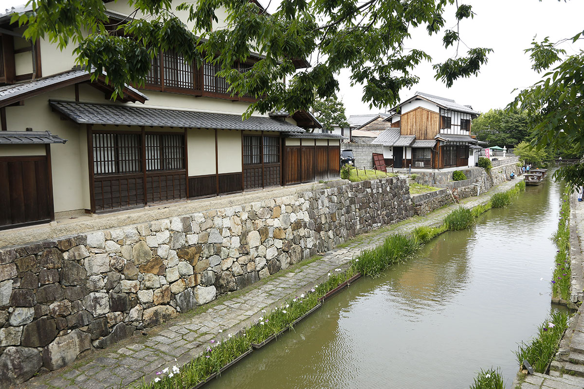 石垣や蔵が立ち並ぶ八幡堀