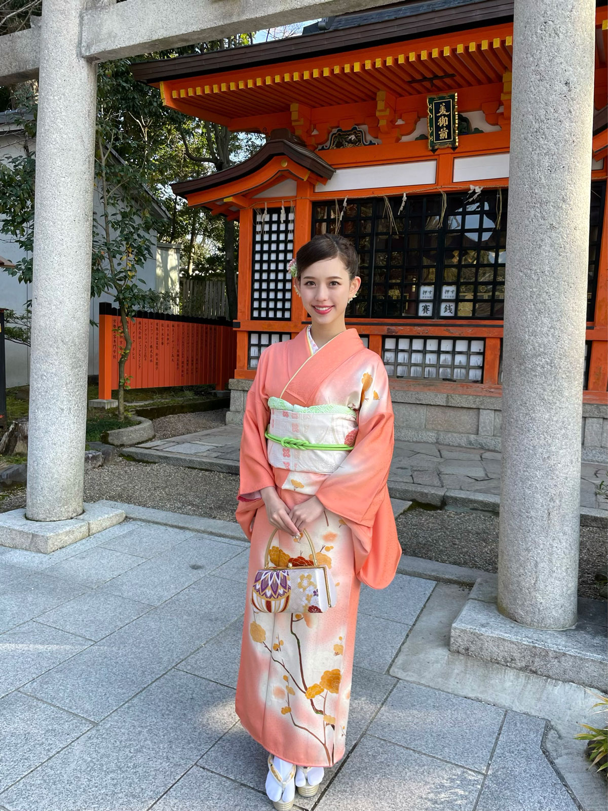 八坂神社境内にある美御前社